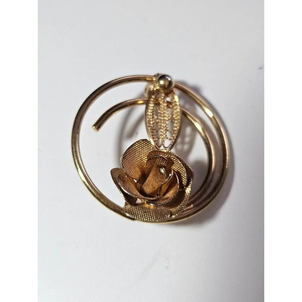 Vintage Sarah Coventry gold tone circular brooch